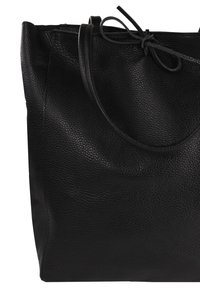 Sac tote en cuir noir avec une finition texturée, doté de deux poignées et d'une fermeture à lacets. Forme rectangulaire simple sans quincaillerie visible.