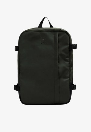 Mochila de tela verde con forma rectangular, acentos negros, asa superior y correas laterales ajustables. Presenta un logo sutil en la parte frontal.