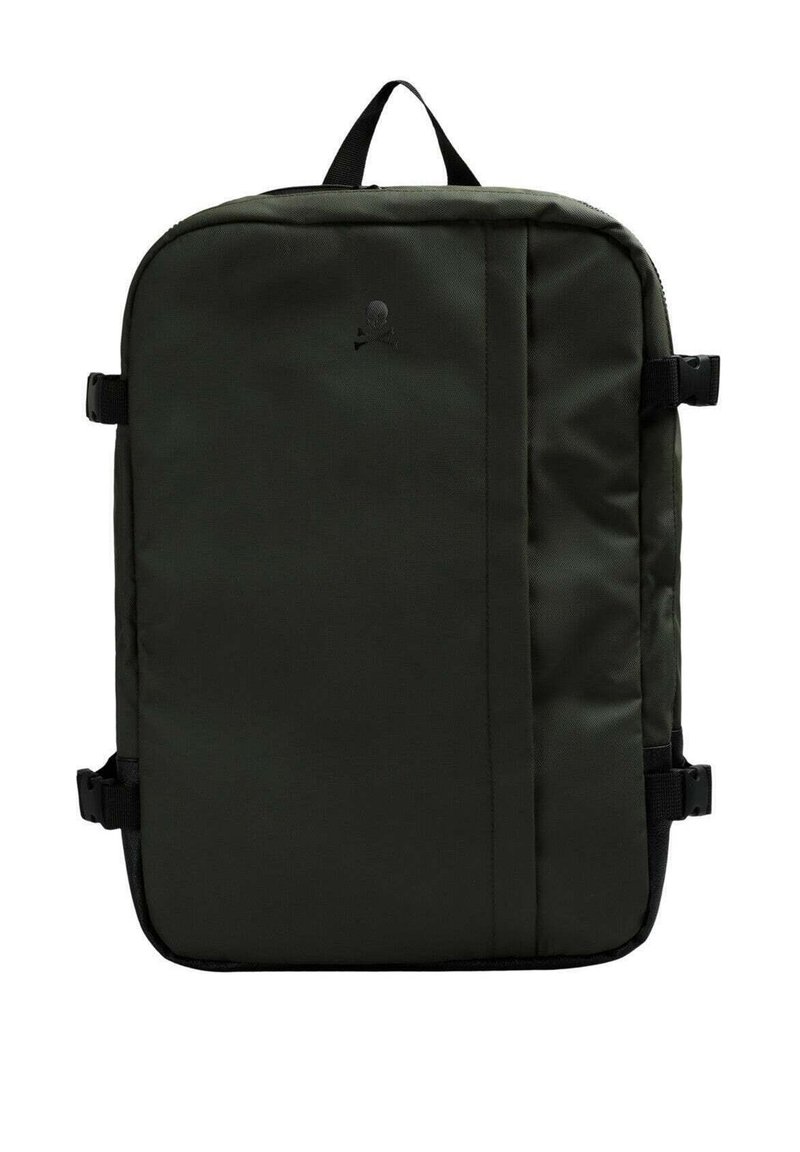 Mochila de tela verde con forma rectangular, acentos negros, asa superior y correas laterales ajustables. Presenta un logo sutil en la parte frontal.