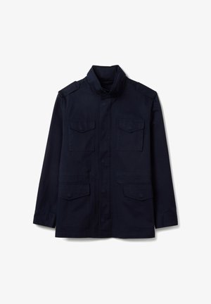 Marineblaue Militärjacke im Stil mit vier Klappentaschen, Schulterklappen und einem Stehkragen, dargestellt vor weißem Hintergrund.