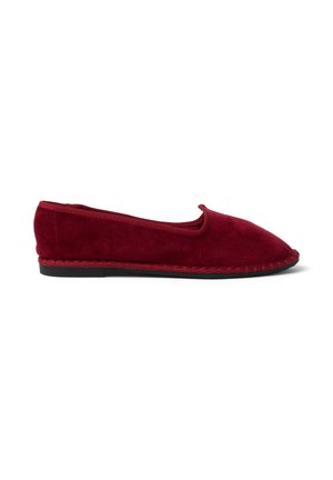Zapato plano de ante rojo sin cordones con puntera redonda y suela negra, diseñado para uso casual o en interiores.