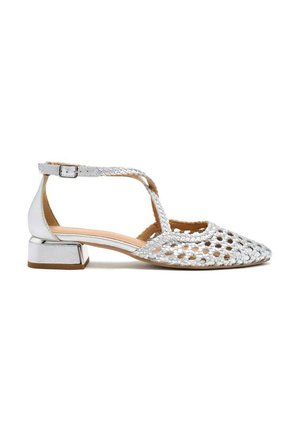 Ballerine argento intrecciate con punta affusolata, cinturino alla caviglia e tacco basso a blocco. La scarpa presenta un design con intagli e dettagli metallici lucidi.