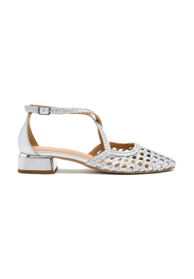 Ballerine argento intrecciate con punta affusolata, cinturino alla caviglia e tacco basso a blocco. La scarpa presenta un design con intagli e dettagli metallici lucidi.