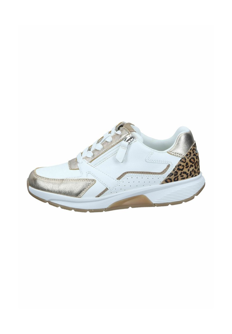 Zapatilla blanca con acentos metálicos dorados y detalle de estampado de leopardo en el talón. Presenta cordones, un zipper y elementos de diseño perforados.