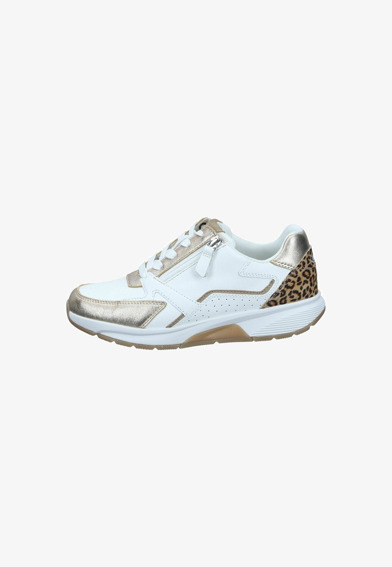 Zapatilla blanca con acentos metálicos dorados y detalle de estampado de leopardo en el talón. Presenta cordones, un zipper y elementos de diseño perforados.