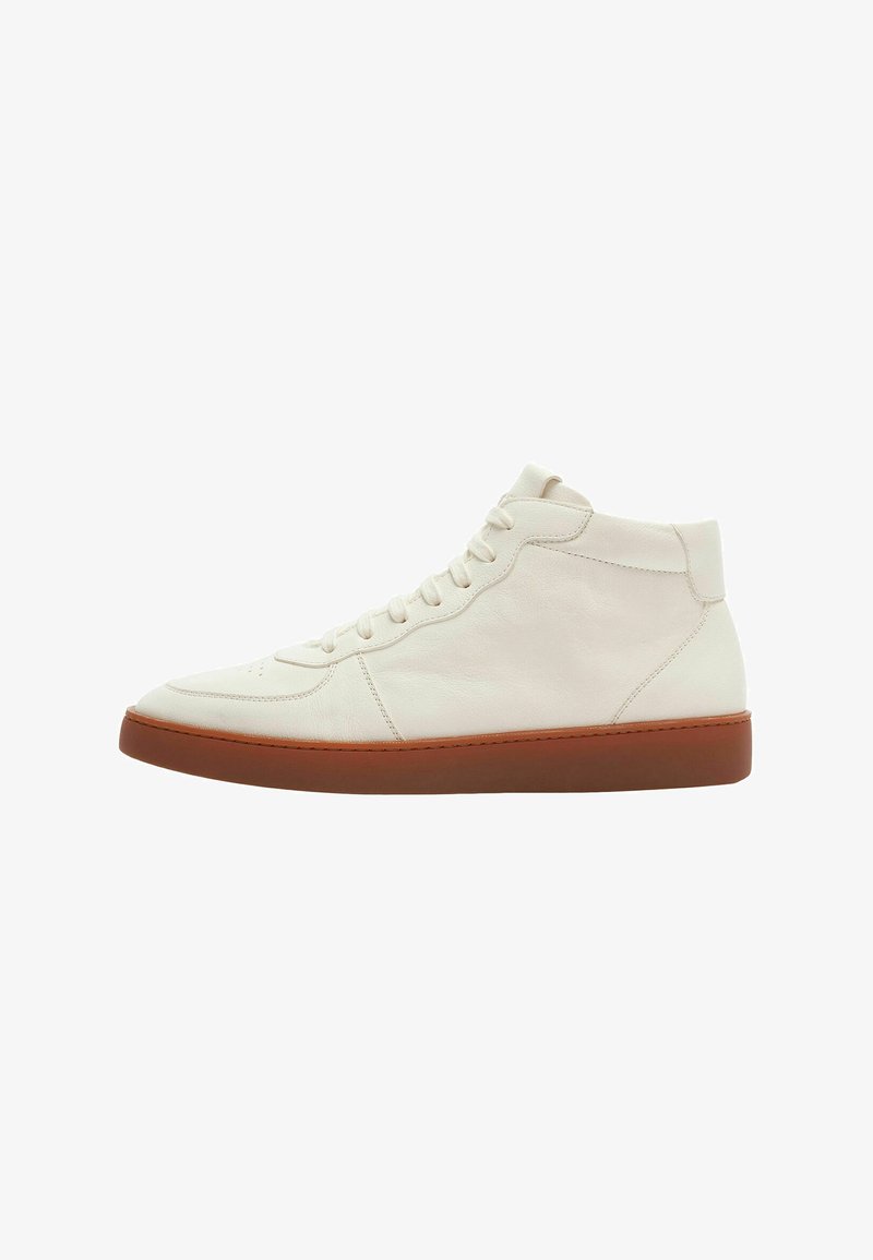 Kremaste kožne visoke tenisice s okruglim vrhom, vezanjem sprijeda i tamnosmešnim gumiranim đonom. Glatka tekstura i minimalistički dizajn.