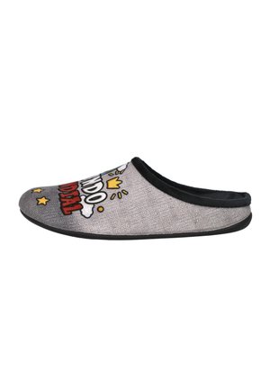 Zapatilla de tela gris con ribetes negros, que presenta texto colorido y diseños de estrellas de dibujos animados. Textura suave y suela de goma plana. Estilo de espalda abierta.