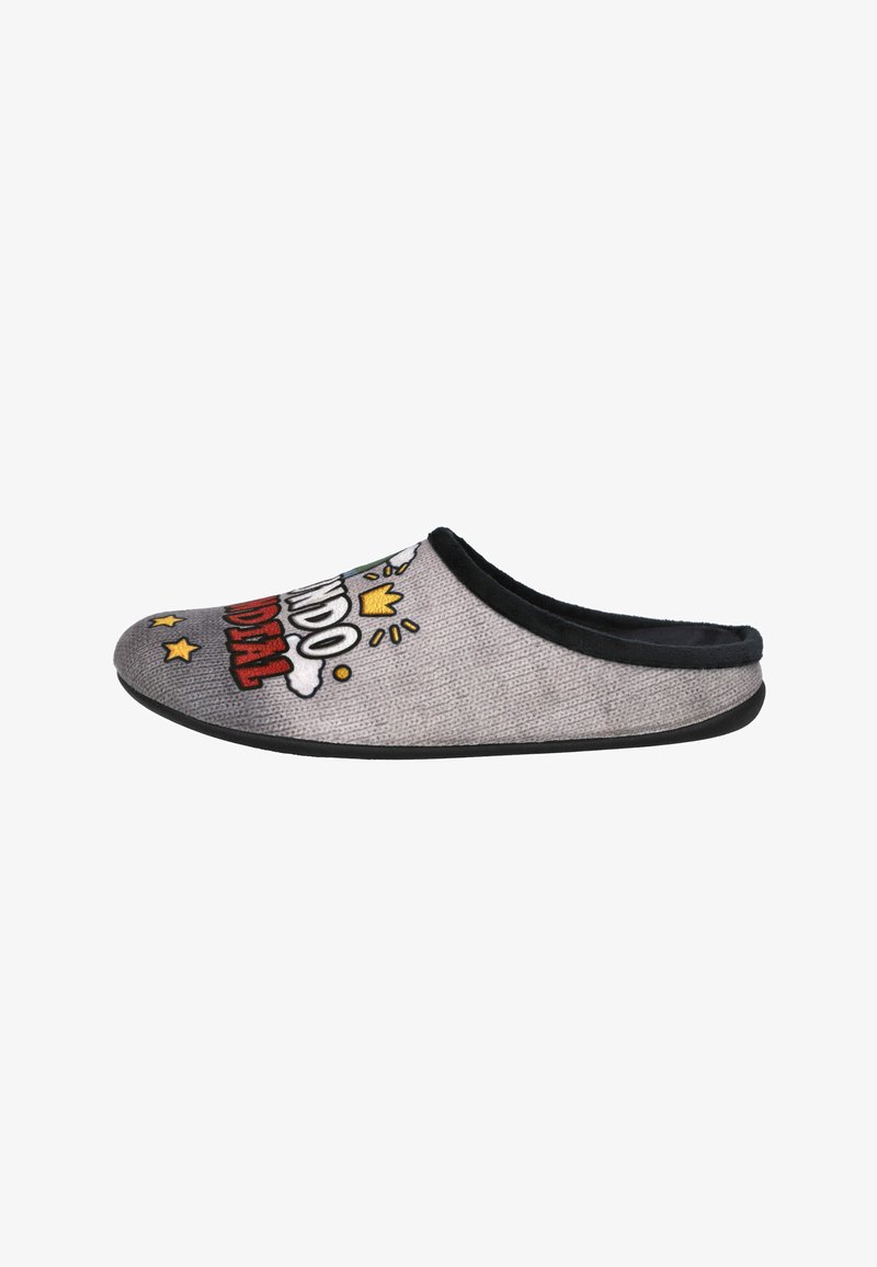 Zapatilla de tela gris con ribetes negros, que presenta texto colorido y diseños de estrellas de dibujos animados. Textura suave y suela de goma plana. Estilo de espalda abierta.