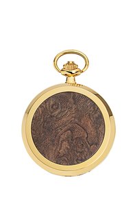 Goldene Taschenuhr mit rundem Design, die ein hölzernes Zifferblatt zeigt, das komplexe Maserungsmuster aufweist, sowie eine dekorative Krone obendrauf.