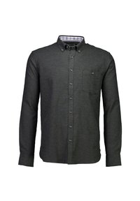 Camisa de botón de manga larga en gris oscuro, con un bolsillo en el pecho, patrón de cuadros contrastante debajo del cuello y botones a juego.