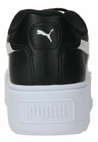 Sneaker nera con tomaia in pelle liscia, accenti bianchi e suola spessa bianca. Presenta il logo Puma sul tallone. Design classico a basse.