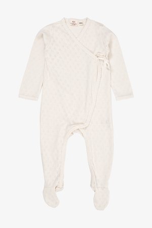 Witte baby romper met lange mouwen, wikkelontwerp, gemêleerd patroon, gegolfde afwerking en voetsluitingen. Gemaakt van zachte stof, geschikt voor zuigelingen.
