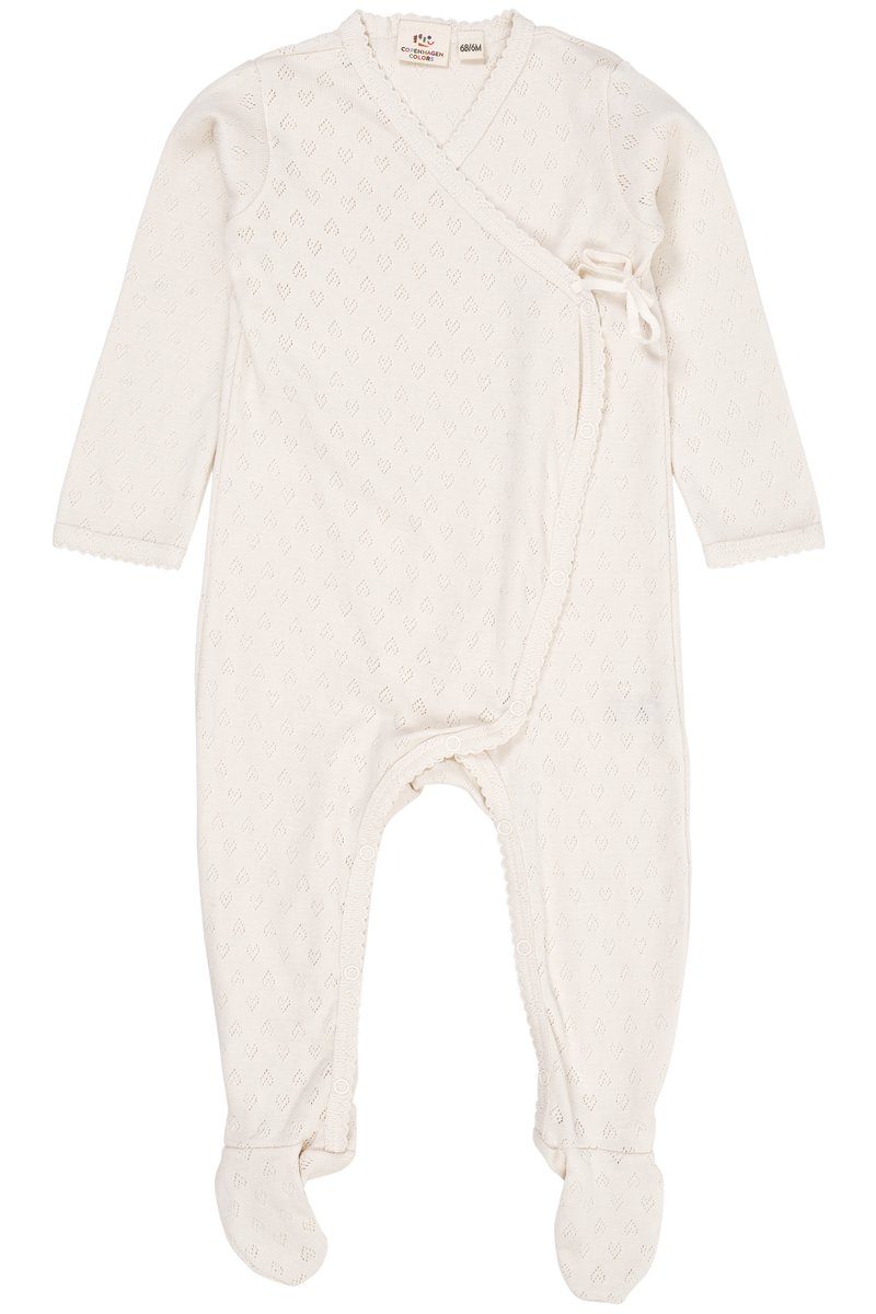 Body alb de bebe cu maneci lungi, design tip sarafan, model texturat, margine ondulată și închidere la picioare. Fabricat din material moale, potrivit pentru sugari.
