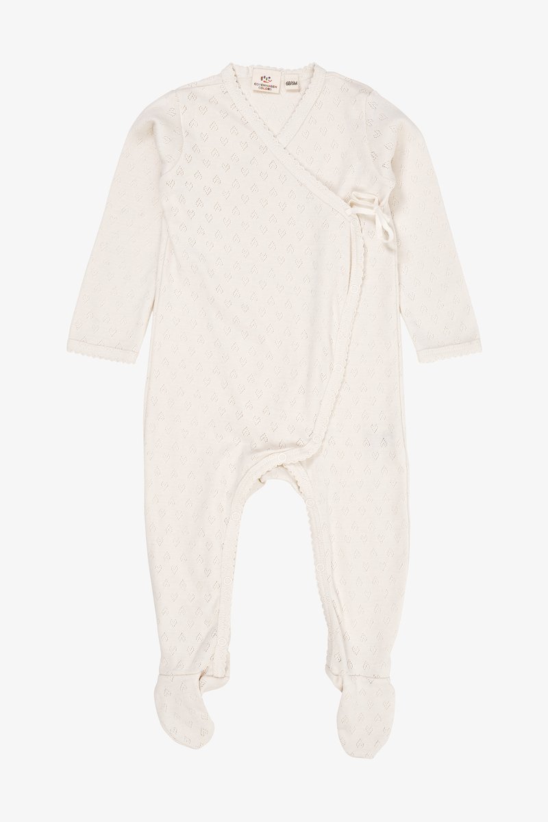 Body alb de bebe cu maneci lungi, design tip sarafan, model texturat, margine ondulată și închidere la picioare. Fabricat din material moale, potrivit pentru sugari.