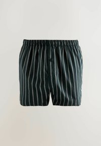 Dunkelgrüne Boxershorts mit vertikalen hellgrauen Streifen, elastischem Bund und einem einzelnen Knopf an der Vorderseite. Weicher Stoff.