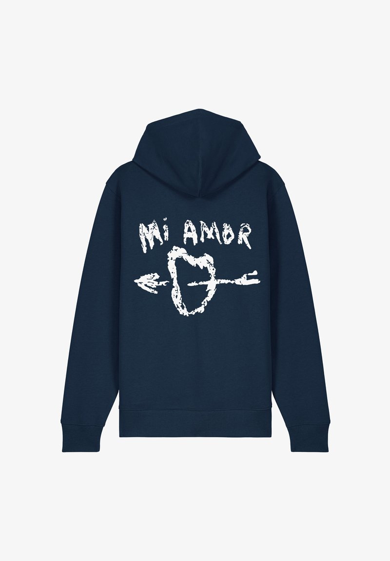 Mornarji modra kapuca z belim grafičnim motivom na hrbtni strani, ki prikazuje besedilo "Mi Amor" in srce s puščico. Material iz mešanice bombaža, sproščen kroj.