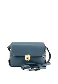 Blauwe leren handtas met een flap, gouden hardware en een korte strap. Kenmerkt zich door een klein accent van de Italiaanse vlag en klinknageldetails.