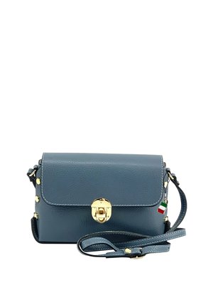 Sac à main en cuir bleu avec rabat, quincaillerie dorée et courte bandoulière. Présente un petit accent en drapeau italien et des détails en rivets.