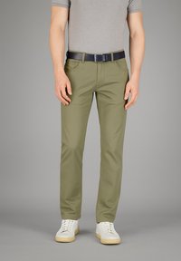 Olivgrüne Chinos mit Slim-Fit, die aus einem Baumwollmischgewebe gefertigt sind. Sie verfügen über Fronttaschen, dezente Nähte und einen Metallschnallen-Gürtel.