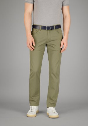 Chinos verde oliva con una vestibilità slim, realizzati in tessuto misto cotone. Presentano tasche frontali, cuciture discrete e una cintura con chiusura metallica.