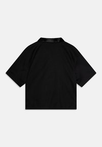 Camicetta nera a maniche corte con un design a rete testurizzato e colletto in satin. Presenta una vestibilità comoda e una lunghezza cropped.