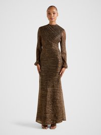 Robe à manches longues en tissu métallique bronze, silhouette ajustée, tissu texturé et design froncé, s'étendant jusqu'à un ourlet longueur sol.