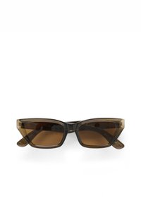 Lunettes de soleil cat-eye dégradées brunes avec des montures transparentes brunes et un design angulaire. Les verres sont teintés et marqués des détails de protection UV.