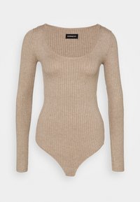 Beige värinen, ribbineulottu pitkähihainen body, jossa pyöreä kaula-aukko ja vartalonmyötäinen leikkaus sekä thong-pohja sileään kerrospukeutumiseen.