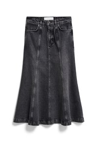 Jupe en denim noir avec un design évasé, dotée d'une ceinture, de poches avant et de coutures visibles le long des coutures.