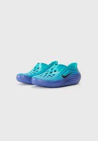 Tyrkysové a modré nazúvacie topánky s viacerými ventilačnými otvormi, hladký plastový povrch a čierny akcent s logom Nike na strane.