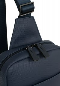 Borsa blu navy in tessuto textured, dotata di doppie cerniere e di un attacco per la tracolla triangolare per un maggiore supporto e stile.