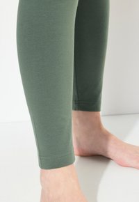 Ulla Popken RUNDUM-GUMMIBUND - Leggings - ivy green