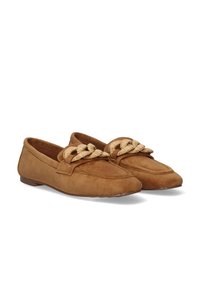 Mocasines de ante marrón con suela plana y detalle de cuerda trenzada en la parte frontal, con puntera redondeada y acentos de costura mínimos.