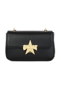 Borsa a tracolla nera in faux pelle con un emblema dorato a forma di stella che recita "Gaelle Paris", dotata di chiusura a pattina e tracolla in catena dorata.