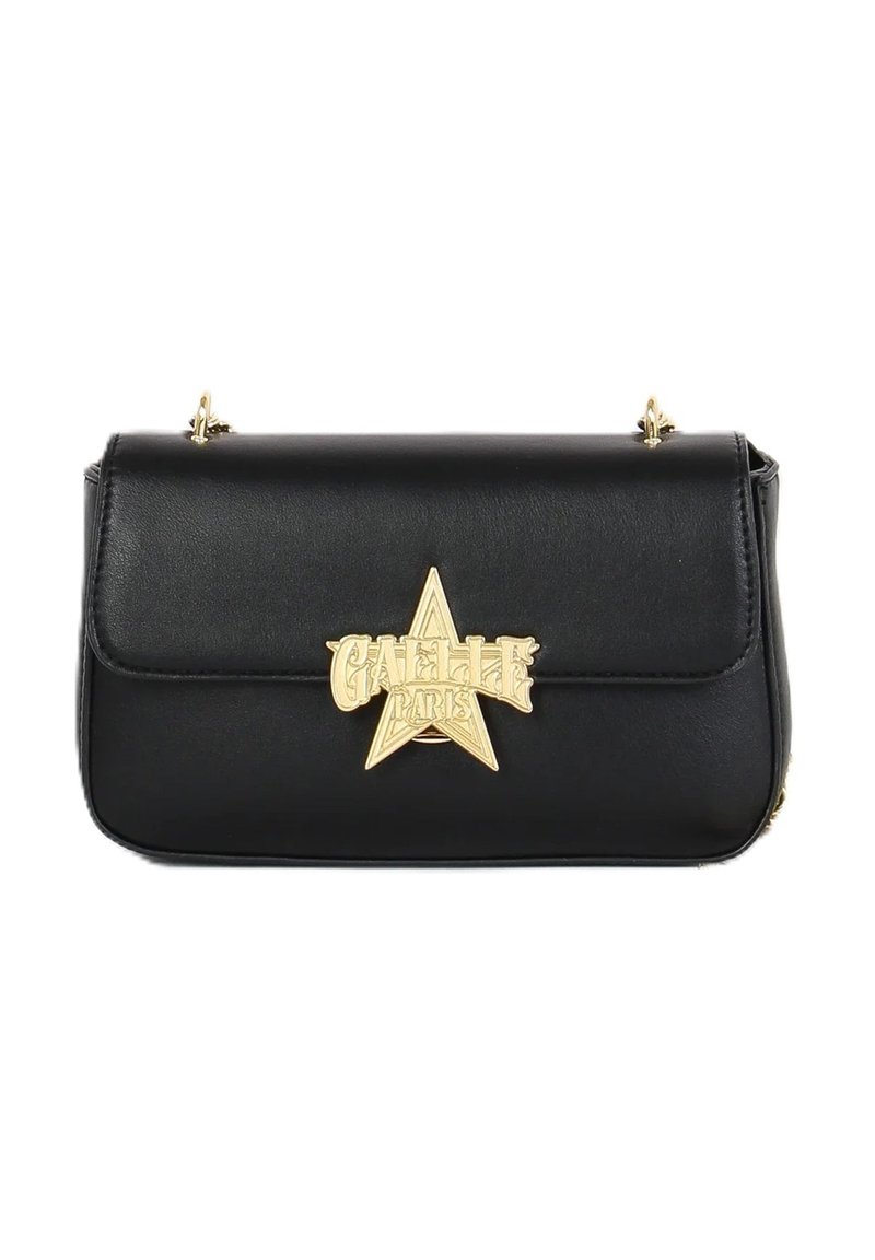 Borsa a tracolla nera in faux pelle con un emblema dorato a forma di stella che recita "Gaelle Paris", dotata di chiusura a pattina e tracolla in catena dorata.