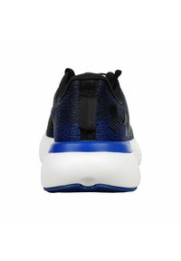 Zapatillas deportivas negras y azules con parte superior de malla texturizada, entresuela blanca y detalles azules en la suela. Presenta una pestaña de tejido en el talón.