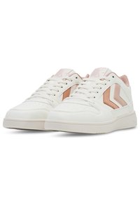 Weiße Sneakers mit einem glatten Lederobermaterial, Akzenten aus rosa Wildleder, perforierter Zehenpartie und flacher Gummisohle im minimalistischen Design.