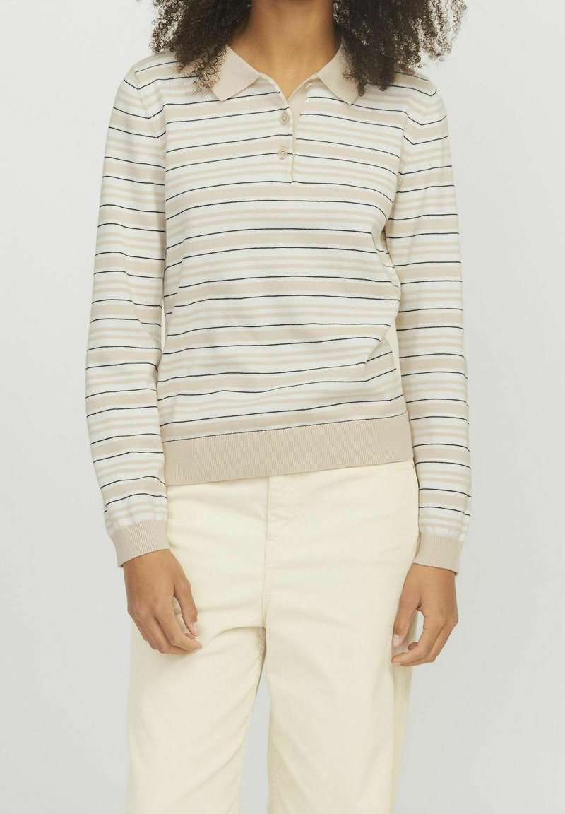 Polo a maniche lunghe beige a righe con colletto e tre bottoni, caratterizzato da righe orizzontali blu navy e verdi. Texture morbida e polsini a coste.