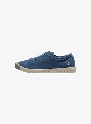 Blauer Canvas-Sneaker mit strukturiertem Finish, flachen Schnürsenkeln, ausgefransten Kanten und einer kontrastierenden beigen Gummisohle mit kleinen Perforationen.