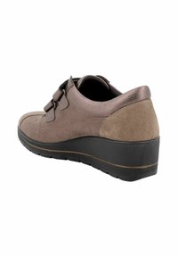Scarpa a zeppa marrone con una finitura in suede testurizzato e pelle liscia. Due cinture regolabili sulla parte superiore, con suola in gomma nera.