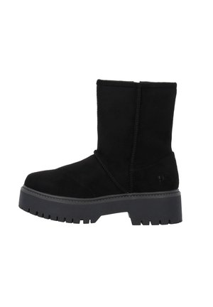 Czarne zamszowe botki za kostkę z płaską, masywną gumową podeszwą i detalami przeszycia. Gładka tekstura i prosty design bez widocznych ozdób.