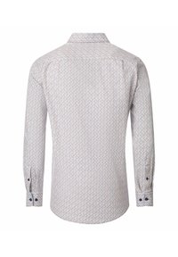 Hemd met lange mouwen voor heren, met een witte basis en een klein blauw en oranje geometrisch patroon, van achteren weergegeven.