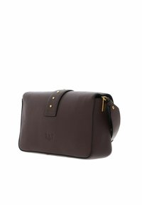 Sac à main en cuir marron avec une fermeture à rabat, des accents métalliques dorés et une surface texturée. Comprend une bandoulière amovible et un détail de logo subtil.