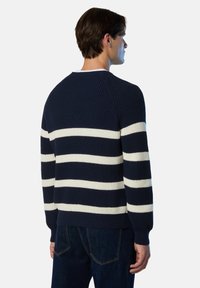 Suéter de punto a rayas azul marino y blanco con textura de canalé, mangas largas y cuello redondo, ajustado en la cintura y el dobladillo.
