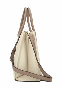 Bolso sintético beige con detalles en marrón, forma estructurada, asas superiores y una correa de hombro ajustable. Cierre superior con cremallera.