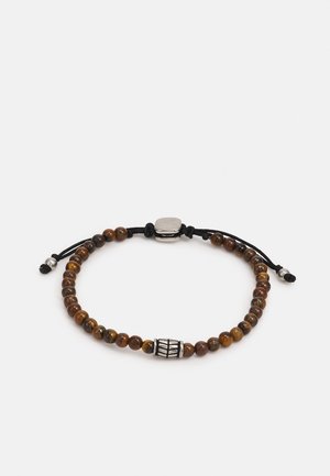 Zwart verstelbaar koordarmbandje met ronde bruine kralen en een zilveren decoratieve kraal in het midden, tegen een witte achtergrond.