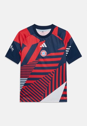 Børne kortærmet FC Bayern München fodboldtrøje med røde og marineblå geometriske striber og Adidas-logoer på bryst og ærmer.