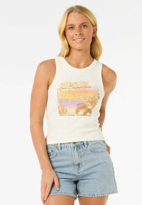Canottiera bianca a costine con una grafica del tramonto "Rip Curl" colorata. Abbinata a pantaloni corti in denim azzurro, che mostrano un taglio casual e rilassato.