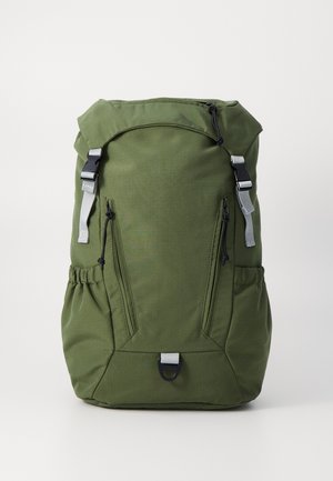 Olivengrønn ryggsekk med rull-topp design, med grå maskinvare, sidelommer, justerbare stropper og en teksturert stofffinish.