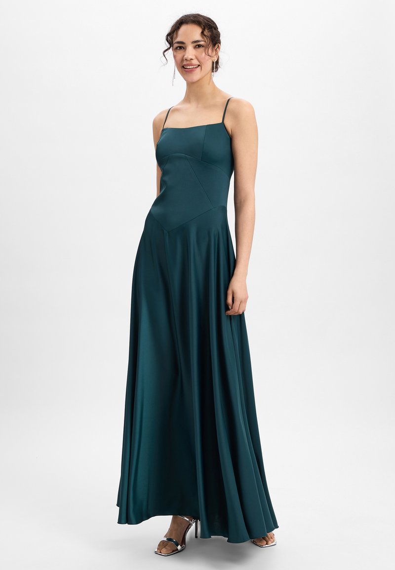 Langes, ärmelloses Abendkleid in tiefem Teal mit einem taillierten Oberteil und quadratischem Ausschnitt sowie einem fließenden Rock. Glattes Material mit subtiler glänzender Oberfläche.